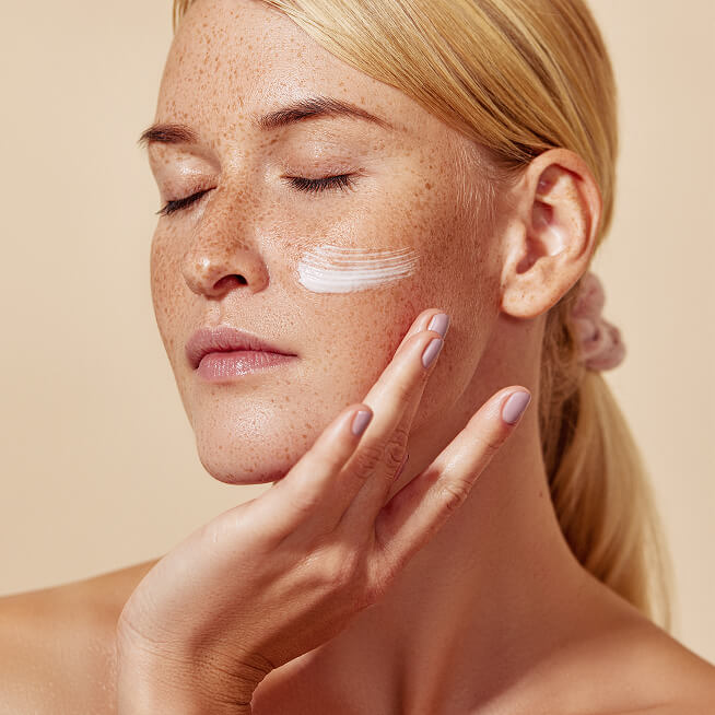 Model s Liberiq proizvodom za njegu kože na licu